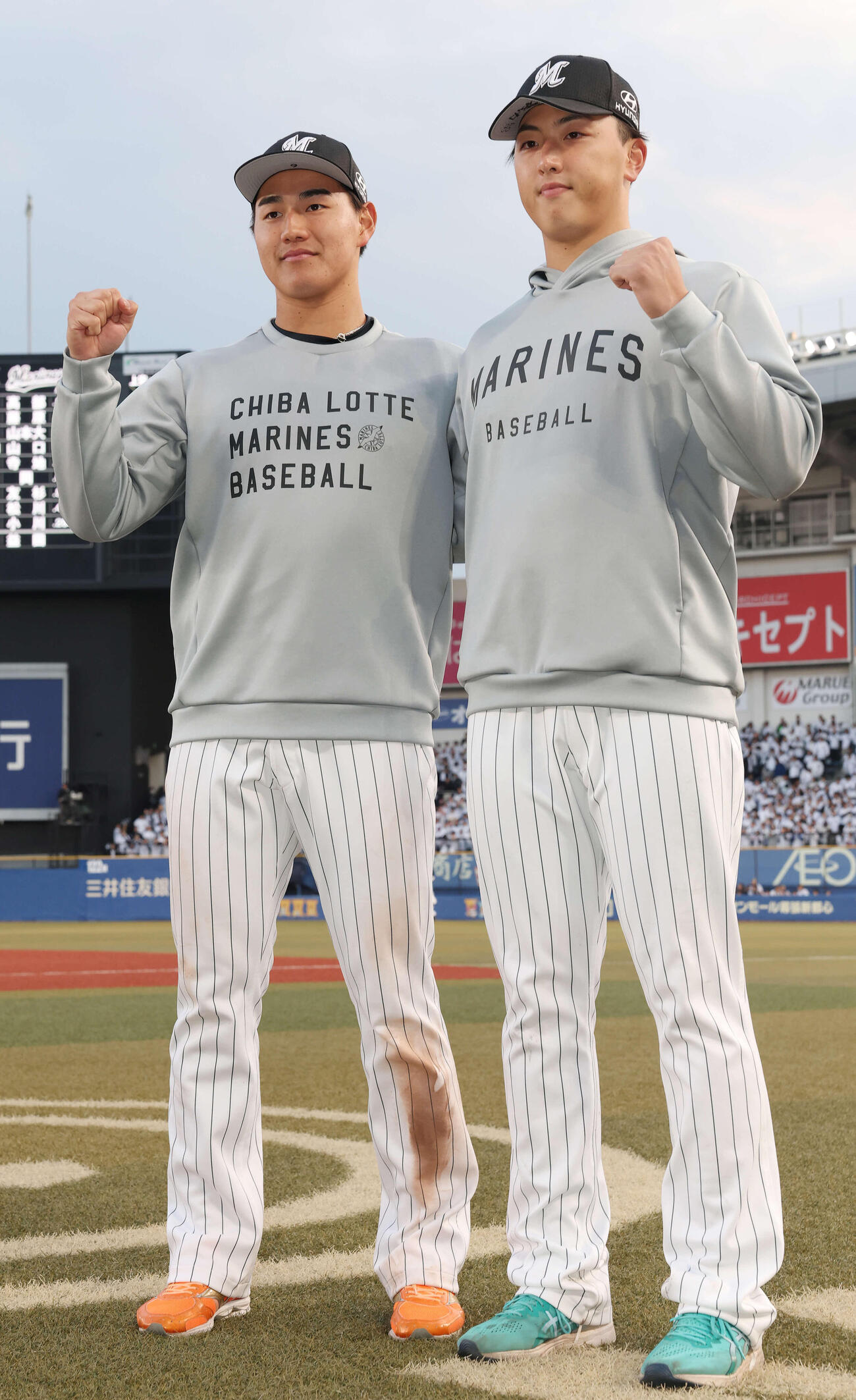 ロッテ対西武　勝利し笑顔でガッツポーズするロッテ西川（左）と田中（撮影・宮地輝）