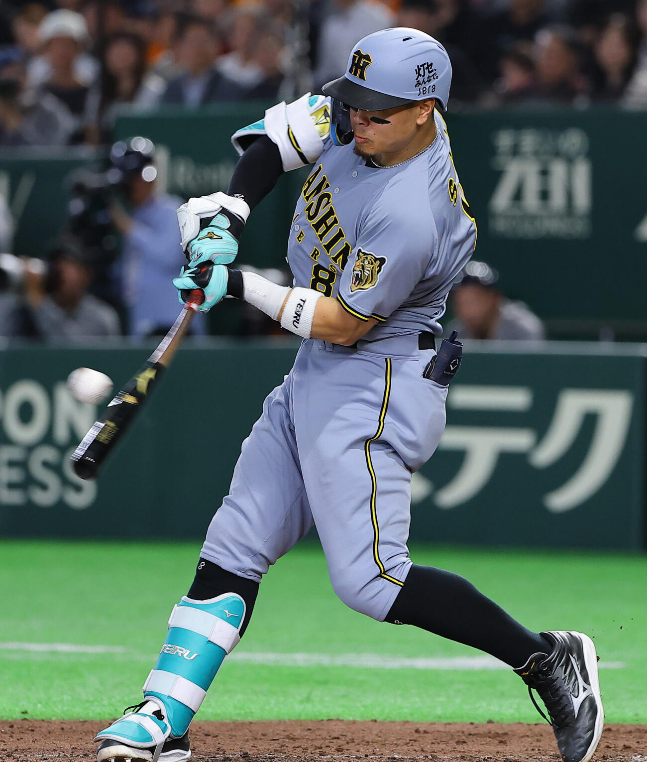 巨人対阪神　8回表阪神1死二塁、佐藤は適時打を放つ（撮影・上田博志）