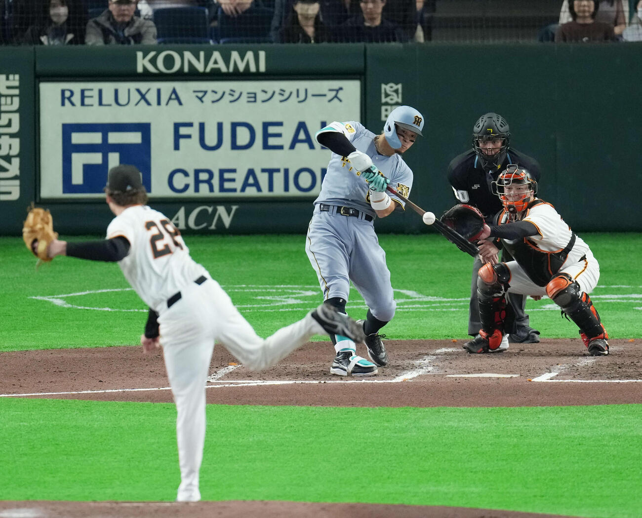 巨人対阪神　6回表阪神1死、二塁打を放つ佐藤。投手はハワード（撮影・増田悦実）