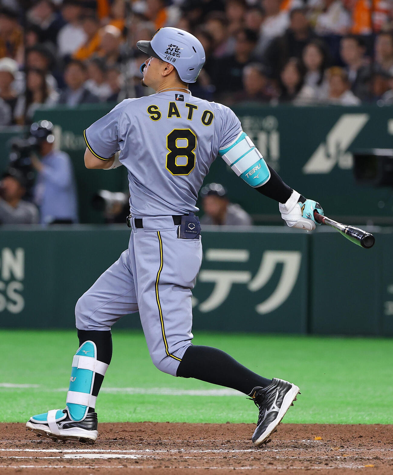 巨人対阪神　6回表阪神1死、佐藤は二塁打を放つ（撮影・上田博志）