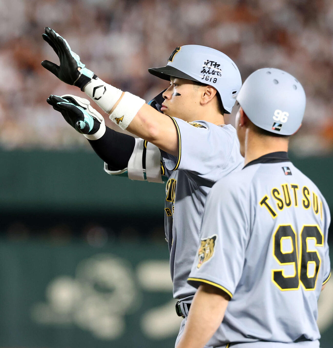 巨人対阪神　8回表阪神1死二塁、佐藤は適時打を放ちポーズ（撮影・浅見桂子）