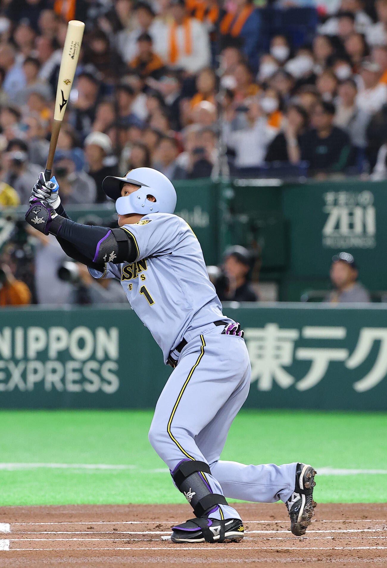 巨人対阪神　1回表阪神1死三塁、森下は犠飛を放つ（撮影・上田博志）