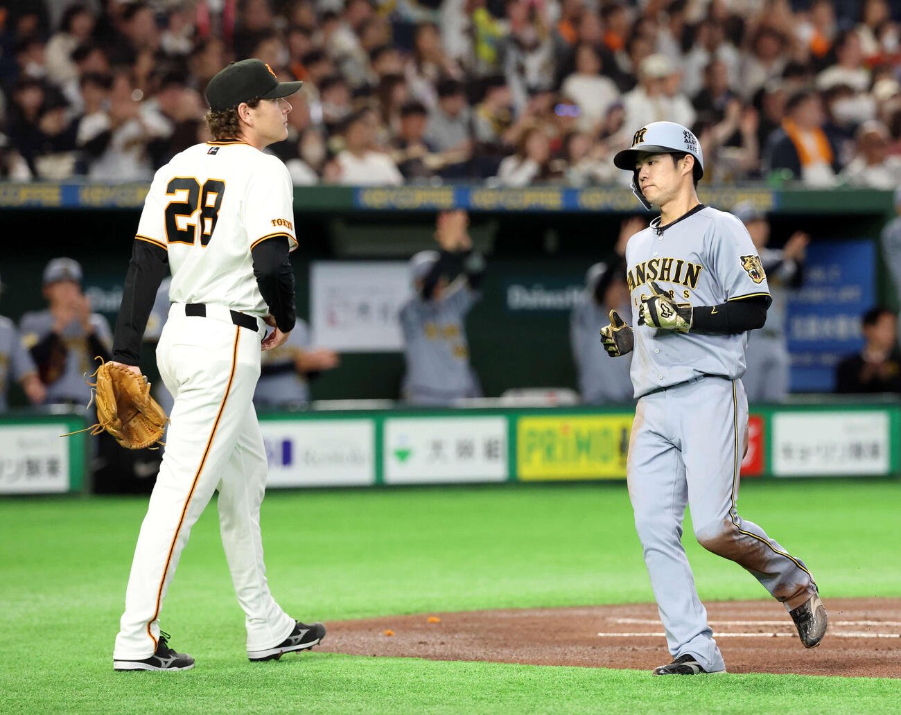 巨人対阪神　1回表阪神1死三塁、森下の先制犠飛で生還する中野（右）。左はハワード（撮影・浅見桂子）