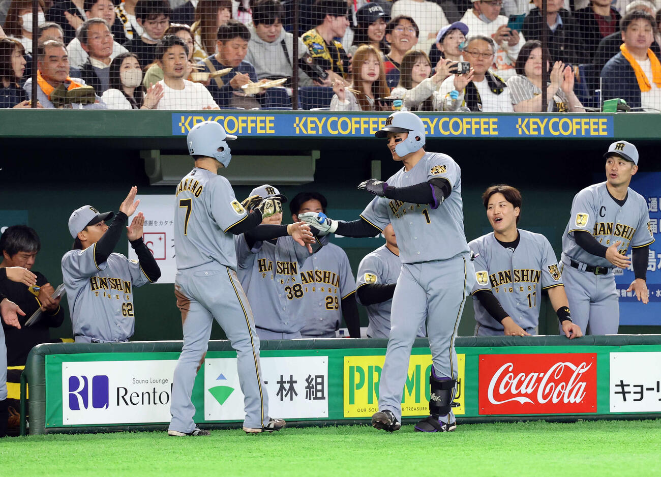 巨人対阪神　1回表阪神1死三塁、森下（右）が先制犠飛を放ち、生還した中野（左）らとハイタッチ（撮影・浅見桂子）