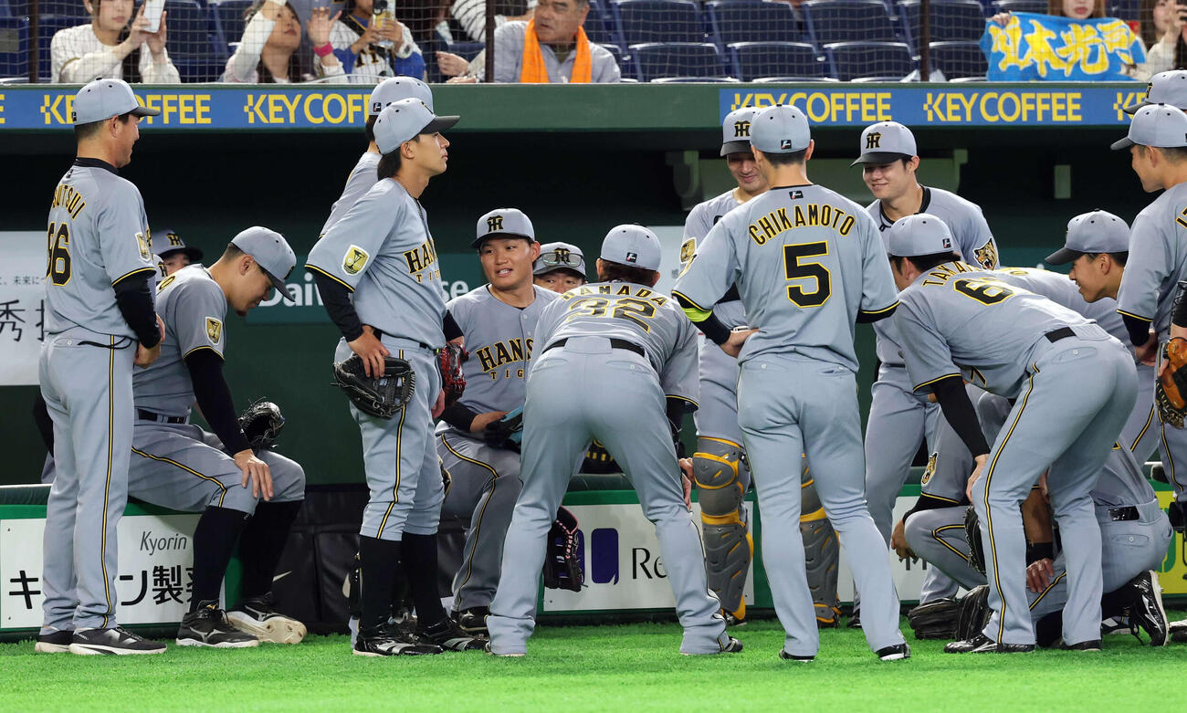 巨人対阪神　試合前円陣で声だしする阪神森下（中央）（撮影・浅見桂子）