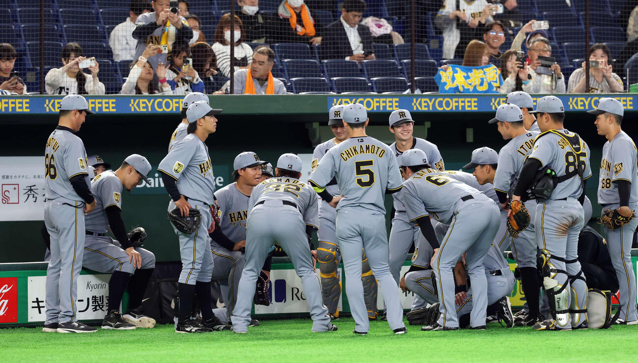 巨人対阪神　試合前円陣で声だしする阪神森下（中央左）（撮影・浅見桂子）