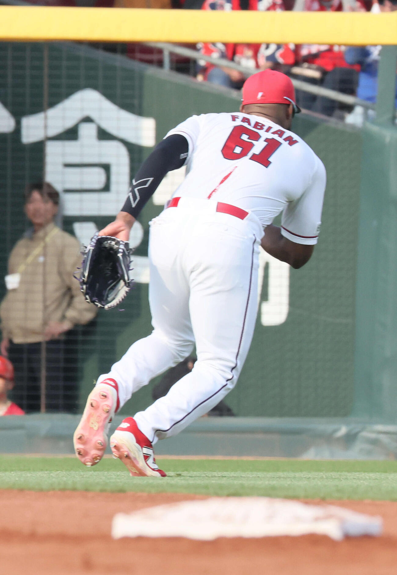 広島対中日　8回表中日2死二塁、田中の同点左適時打を後逸するファビアン（撮影・加藤孝規）
