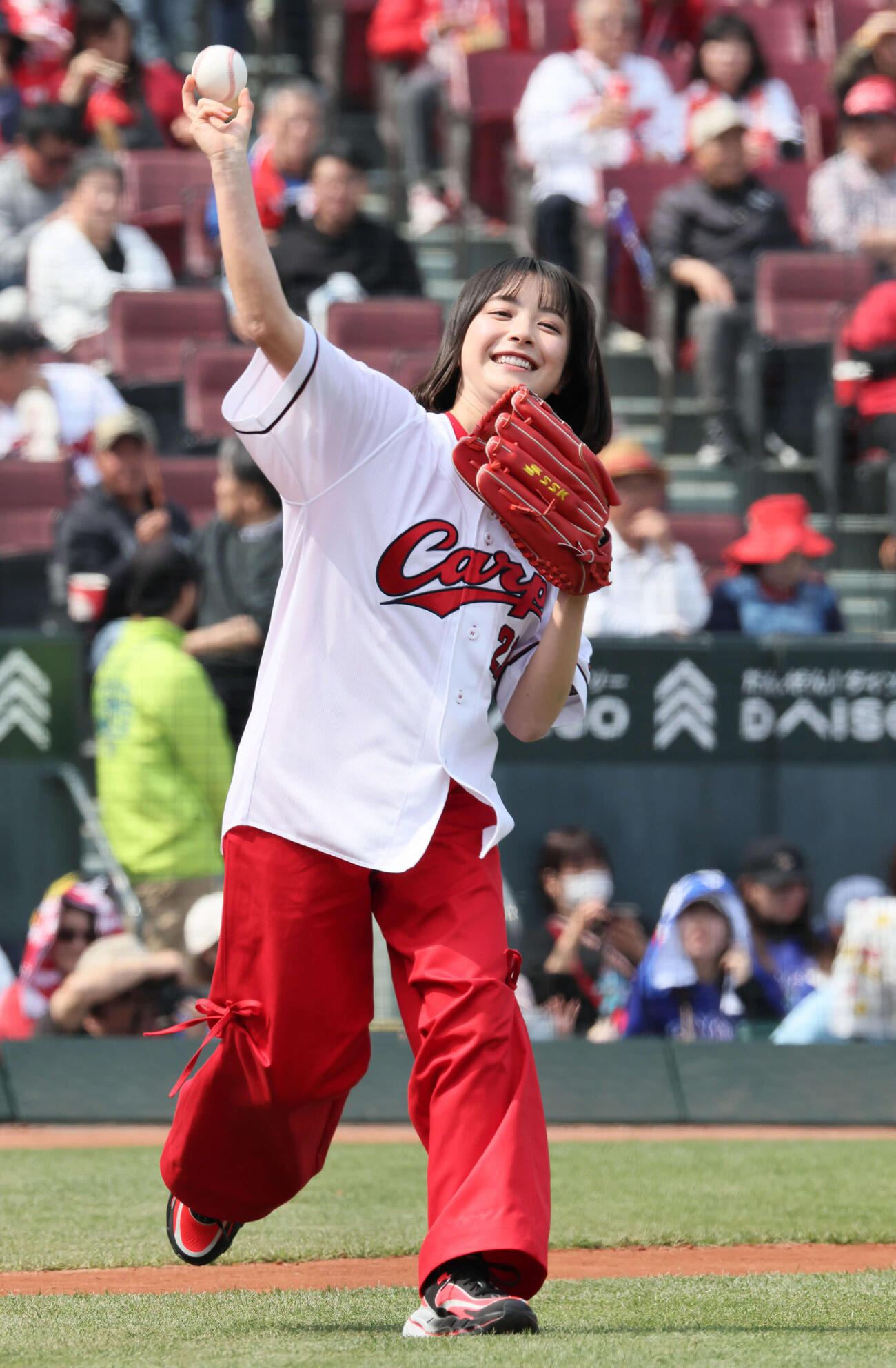 広島対中日　始球式の練習をする藤崎ゆみあ（撮影・加藤孝規）