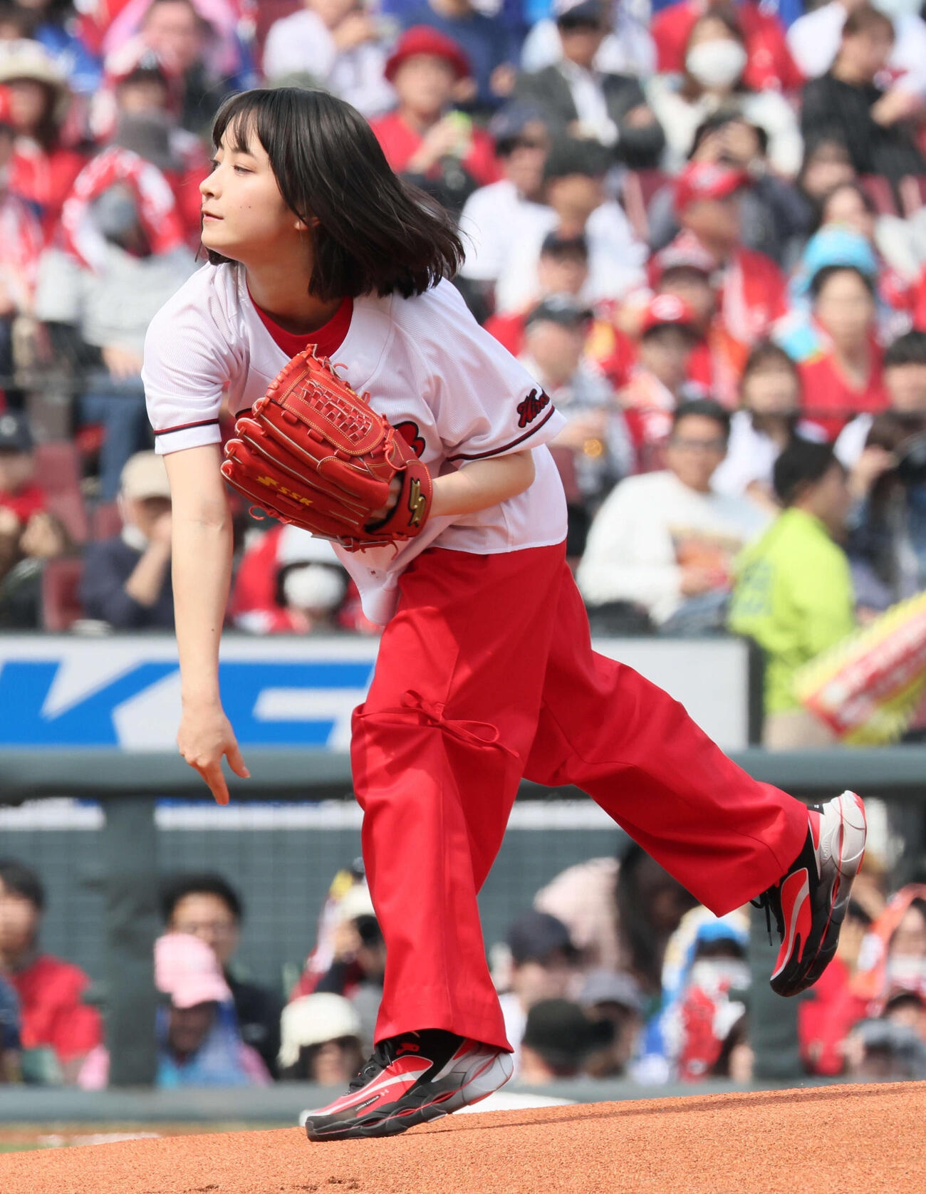 広島対中日　始球式に登場した藤崎ゆみあ（撮影・加藤孝規）