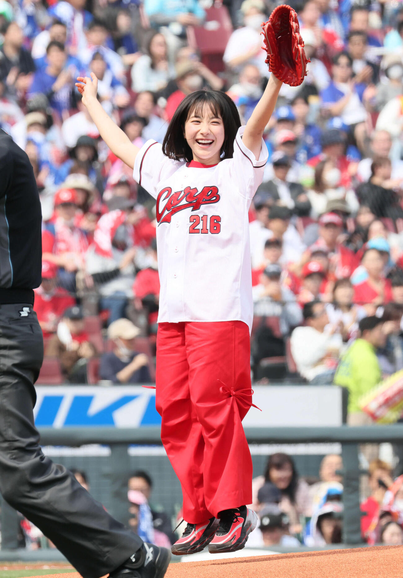 広島対中日　始球式に登場した藤崎ゆみあ（撮影・加藤孝規）