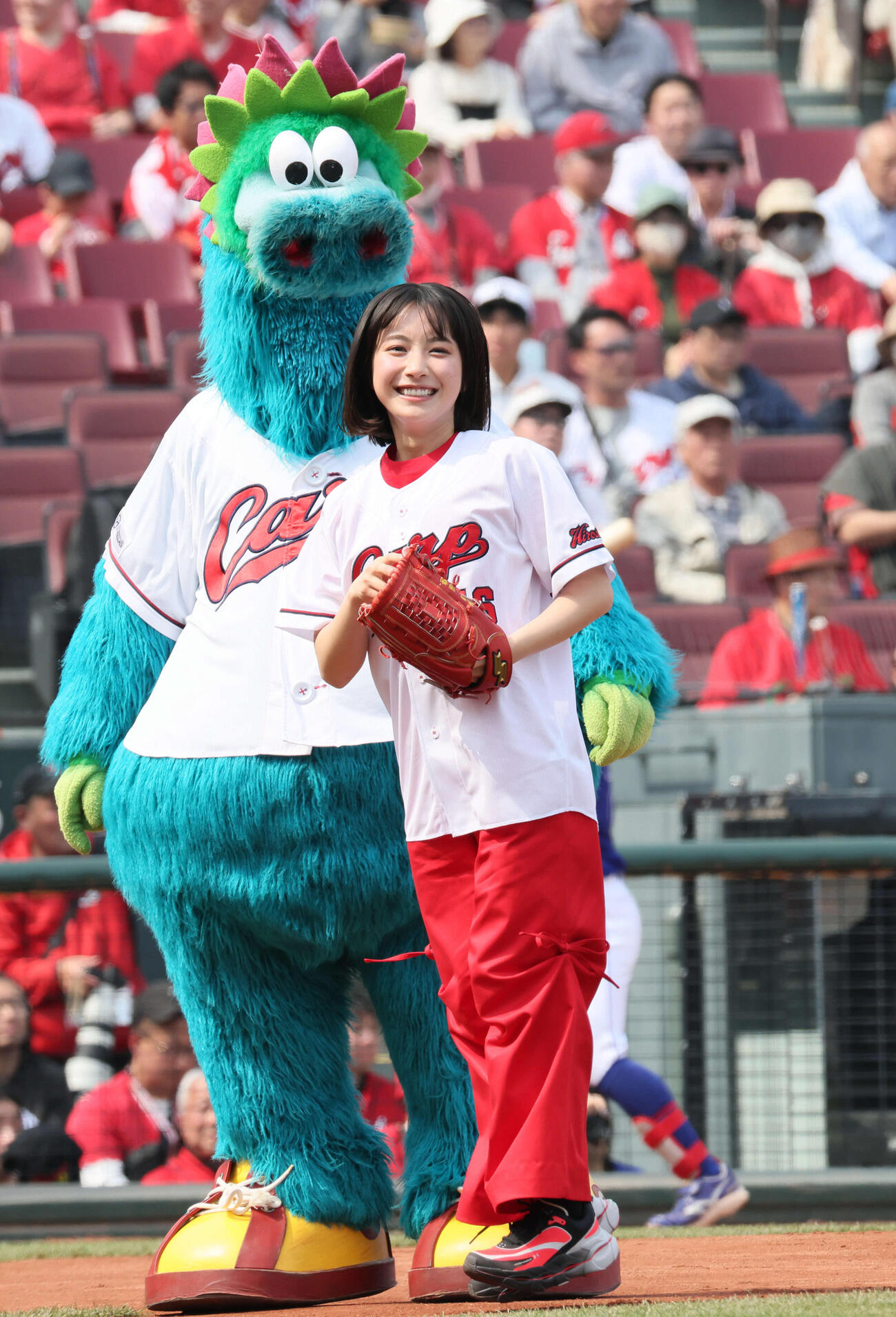 広島対中日　始球式に登場した藤崎ゆみあ（撮影・加藤孝規）