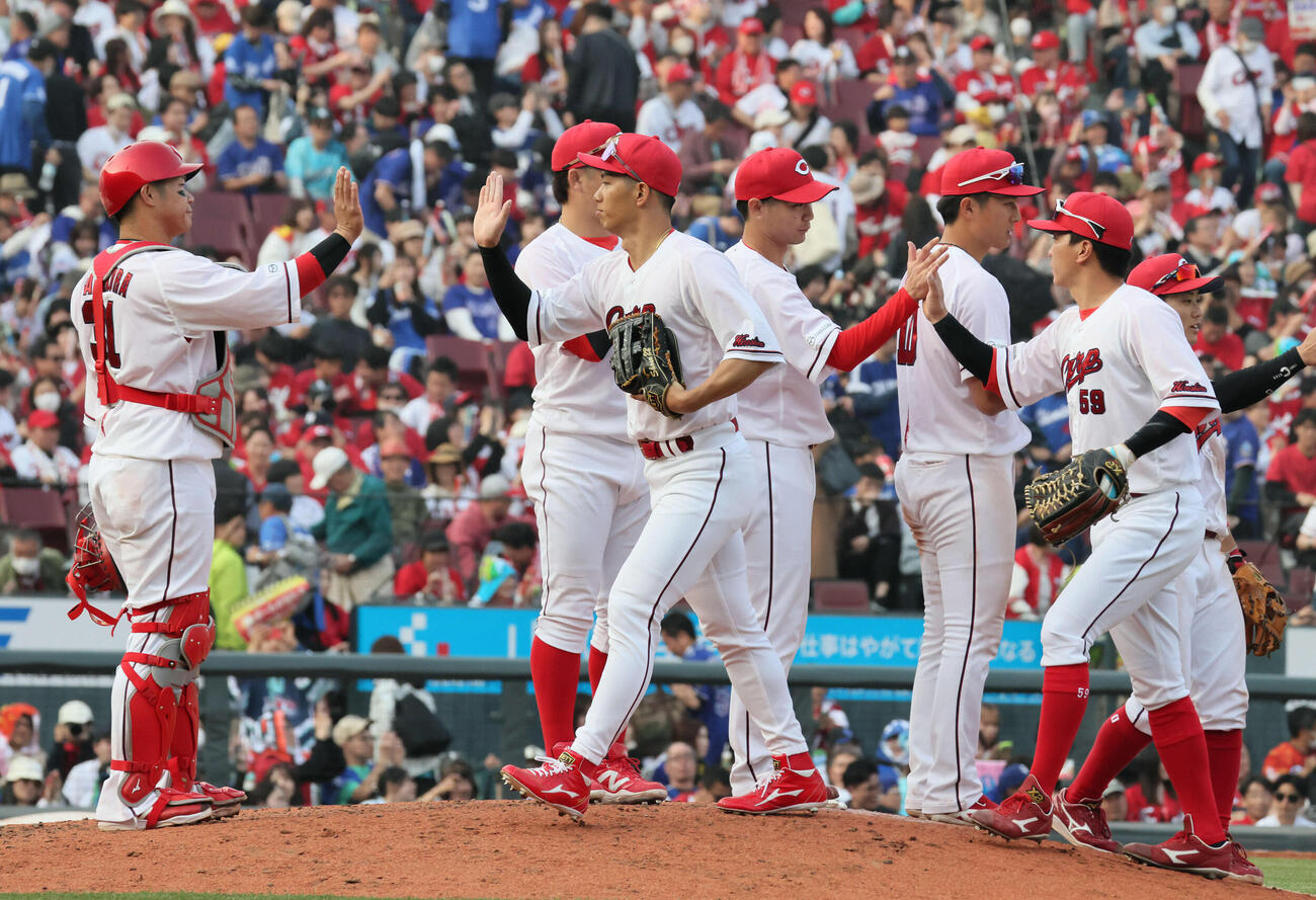 広島対中日　連勝発進の広島ナイン（撮影・加藤孝規）