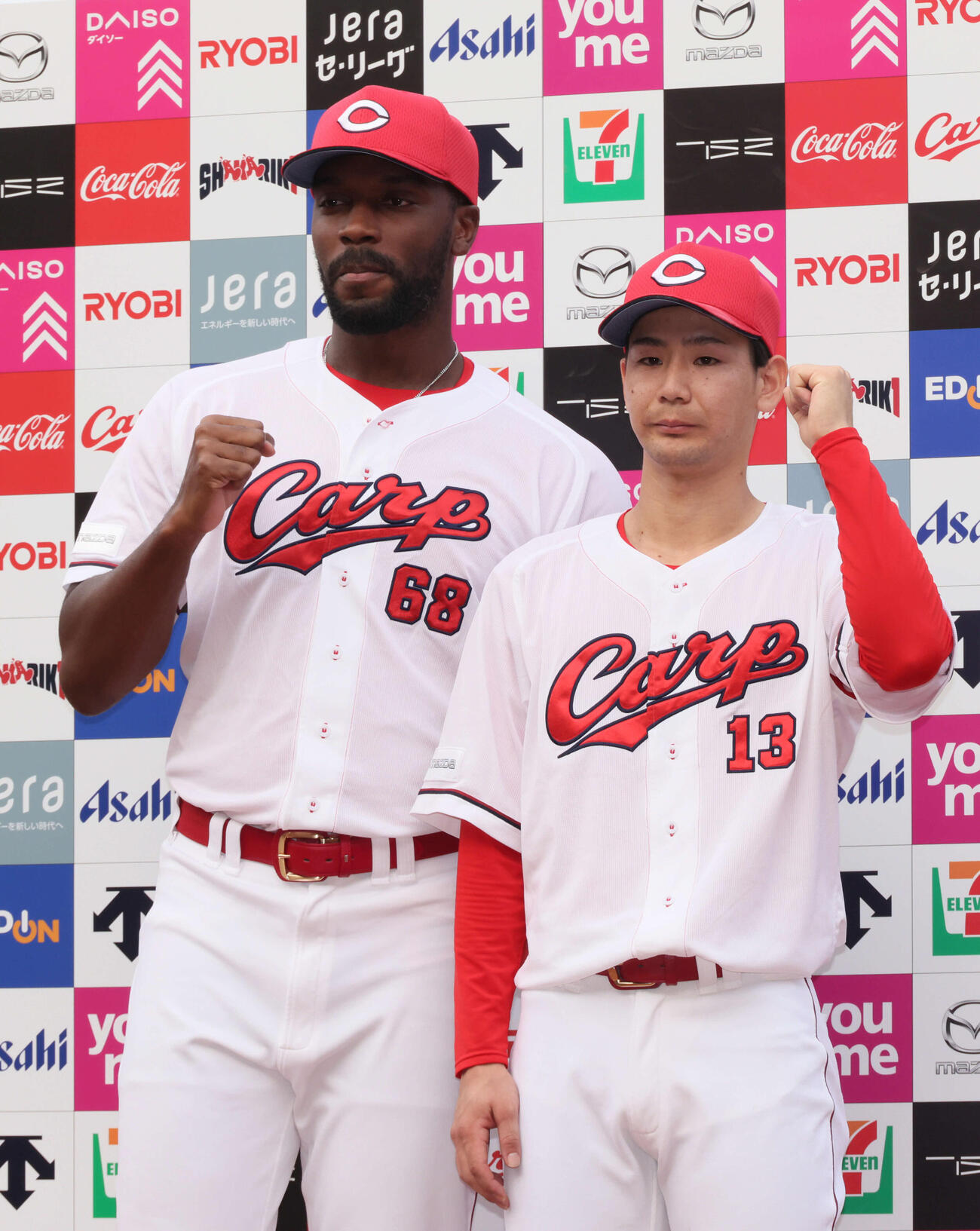 広島対中日　お立ち台でポーズを決めるハーン（左）と森浦（撮影・加藤孝規）