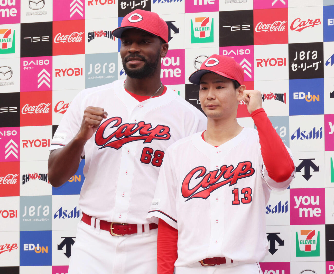 広島対中日　お立ち台でポーズを決めるハーン（左）と森浦（撮影・加藤孝規）