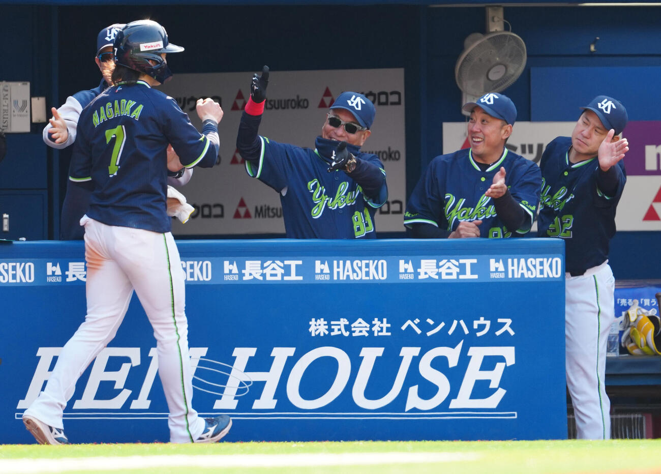 DeNA対ヤクルト　3回表ヤクルト無死一、二塁、鈴木叶の適時二塁打で生還した二塁走者長岡（左）を迎える池山監督（中央）（撮影・鈴木みどり）