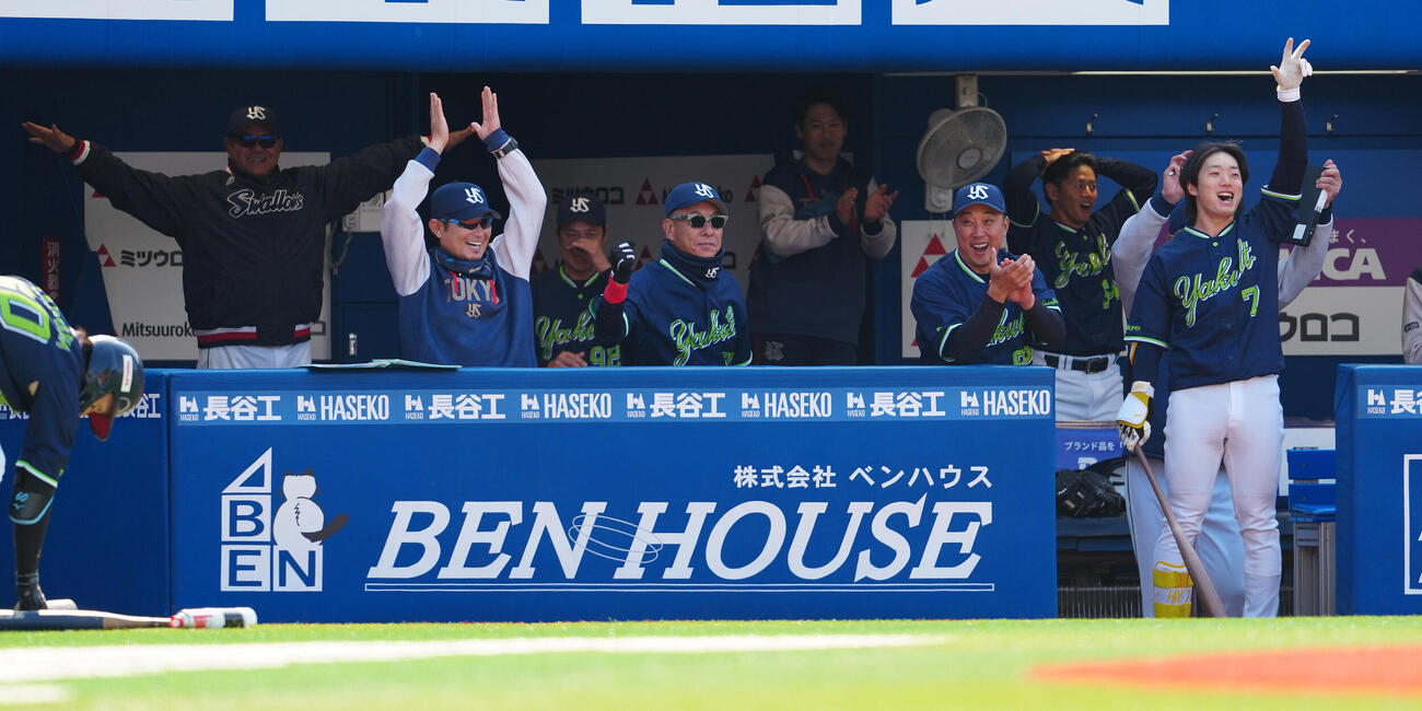 DeNA対ヤクルト　2回表ヤクルト2死一、三塁、山野の先制適時内野安打にガッツポーズする池山監督（中央）（撮影・鈴木みどり）