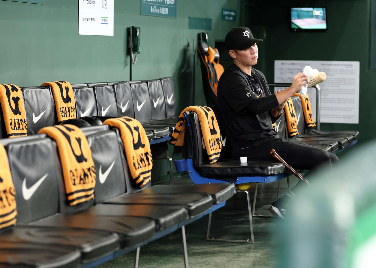 巨人対阪神　練習を終え、バットを磨く巨人坂本勇（撮影・浅見桂子）