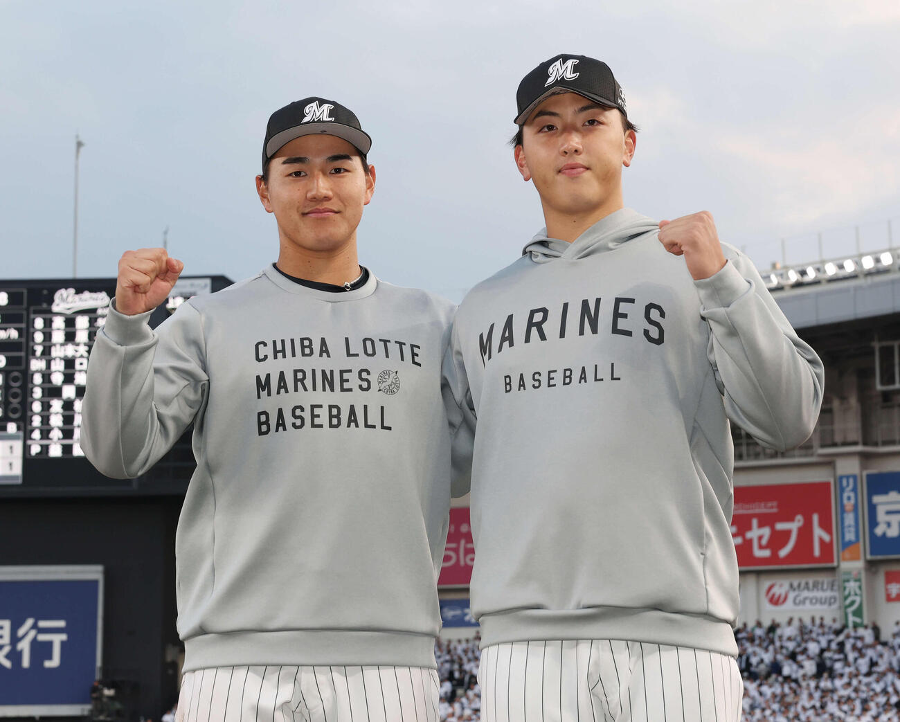 ロッテ対西武　勝利し笑顔でガッツポーズするロッテ西川（左）と田中（撮影・宮地輝）