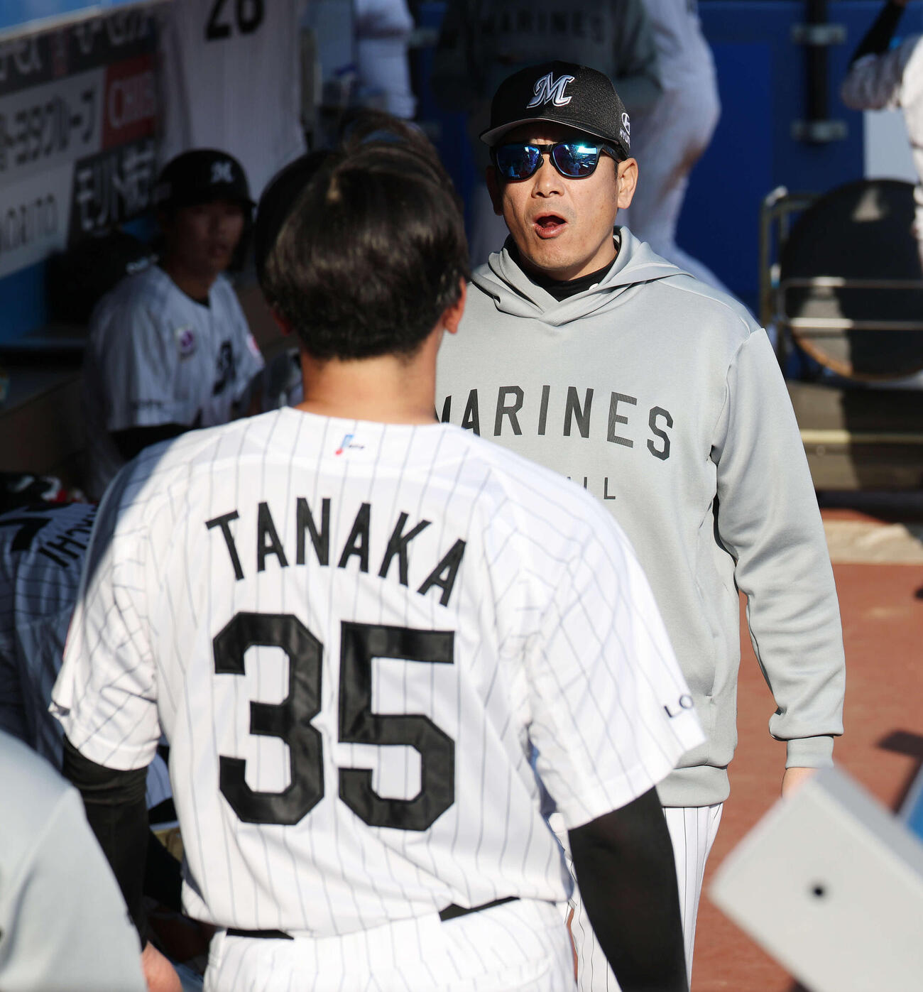 ロッテ対西武　6回を無失点で終えたロッテ田中（手前）に声をかけるサブロー監督（撮影・宮地輝）