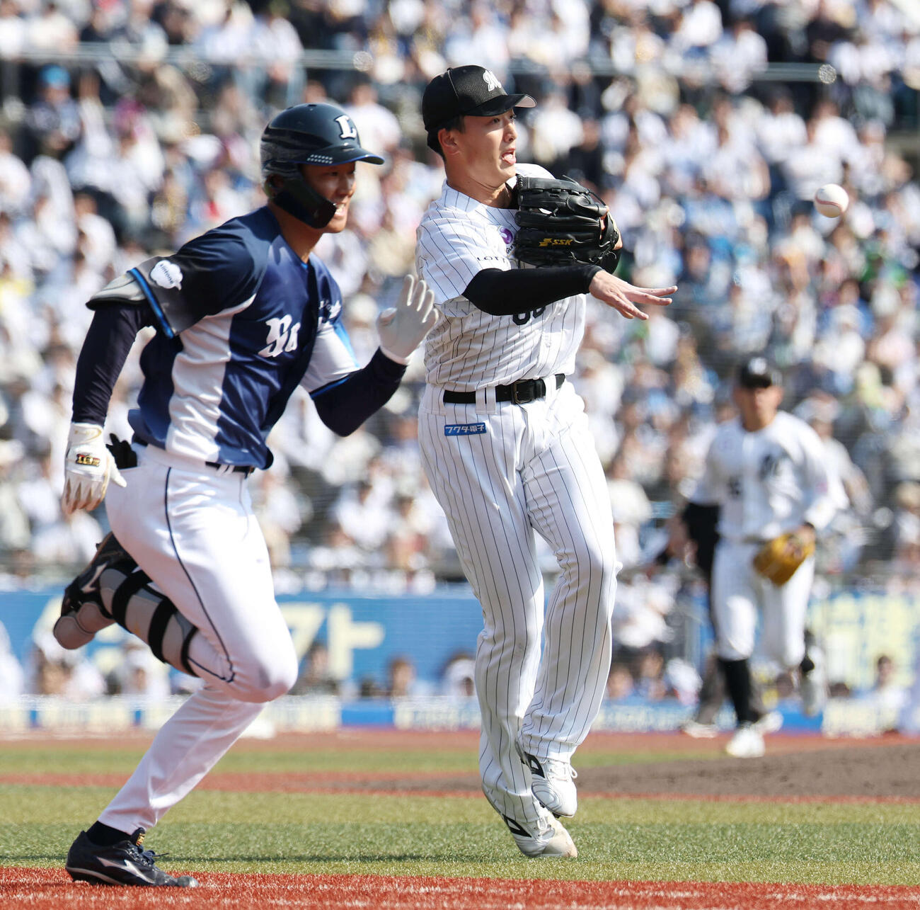 ロッテ対西武　2回表西武2死一塁、石井を投ゴロに仕留める田中（撮影・宮地輝）