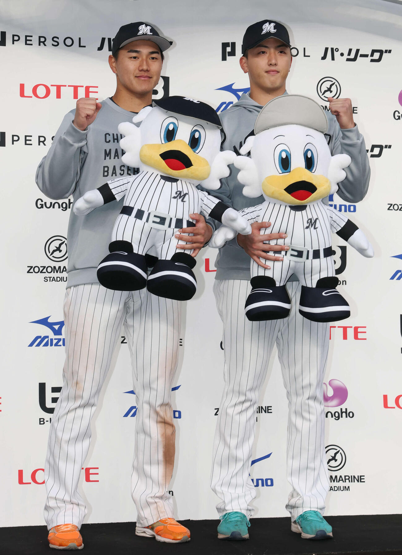 ロッテ対西武　勝利し記念撮影するロッテ西川（左）と田中（撮影・宮地輝）