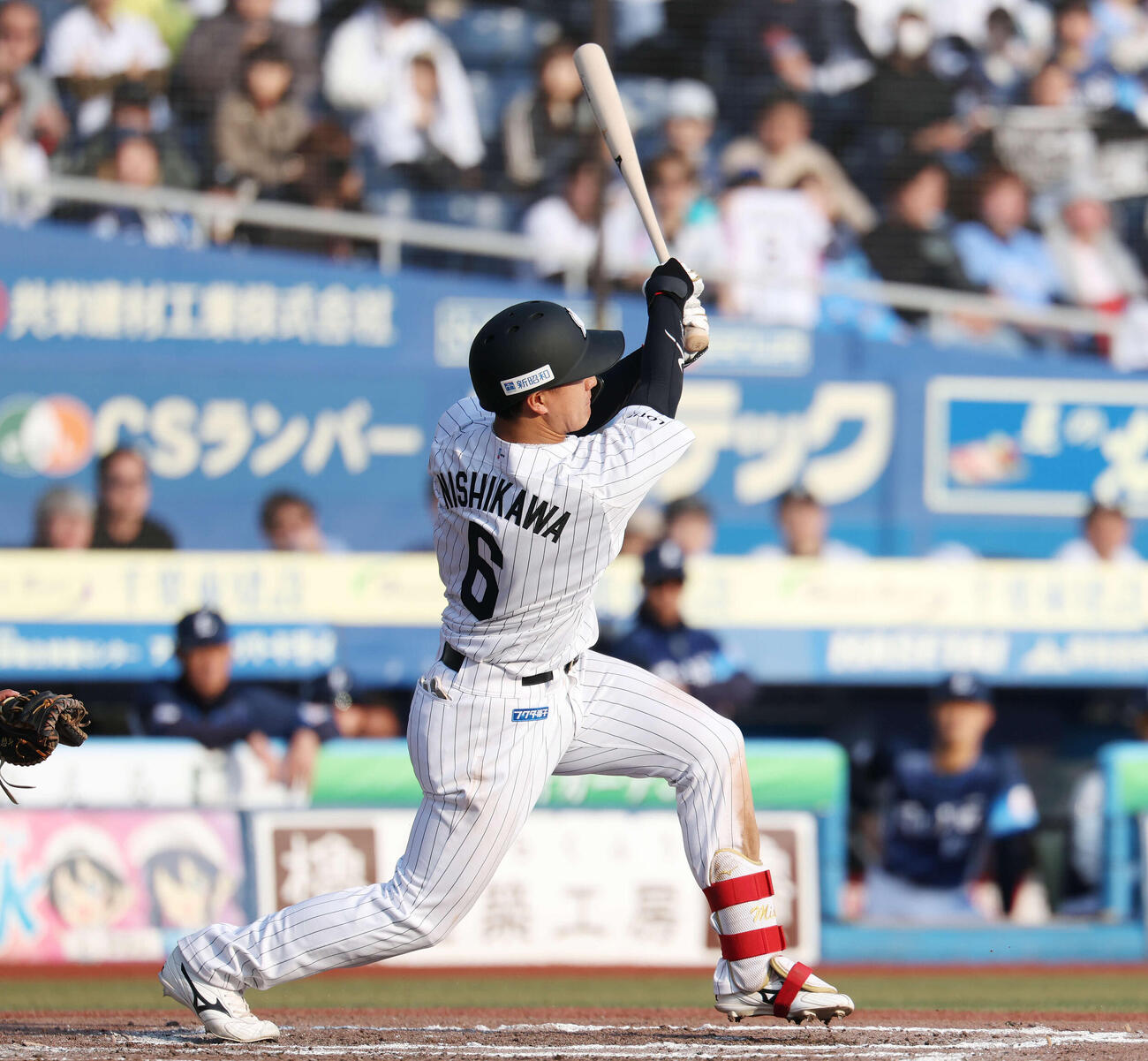 ロッテ対西武　6回裏ロッテ無死一、二塁、適時打を放つ西川（撮影・宮地輝）