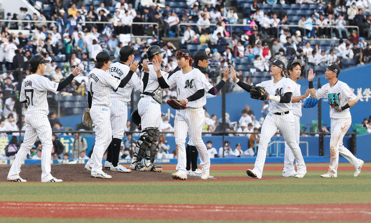 ロッテ対西武　勝利のタッチを交わすロッテの選手たち（撮影・宮地輝）