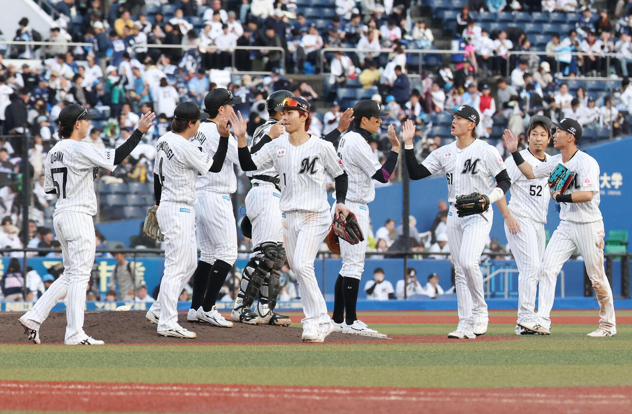 ロッテ対西武　勝利のタッチを交わすロッテの選手たち（撮影・宮地輝）