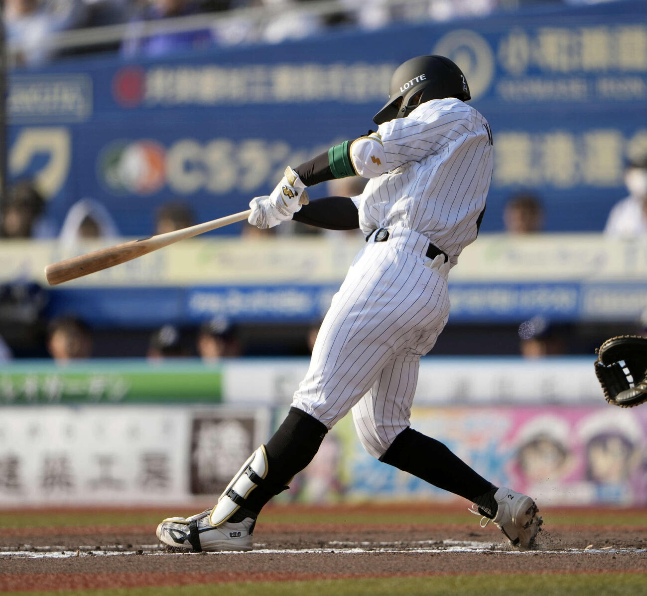 ロッテ対西武　6回裏ロッテ無死一塁、適時二塁打を放つ松川（撮影・小島史椰）