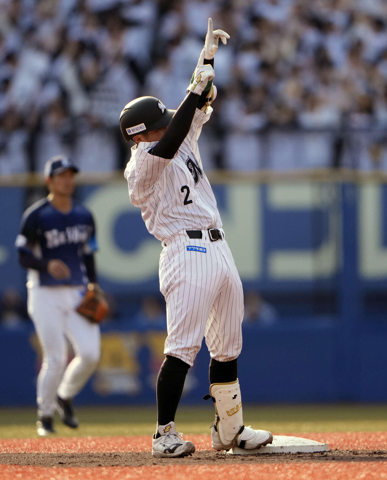 ロッテ対西武　6回裏ロッテ無死一塁、適時二塁打を放つ松川（撮影・小島史椰）