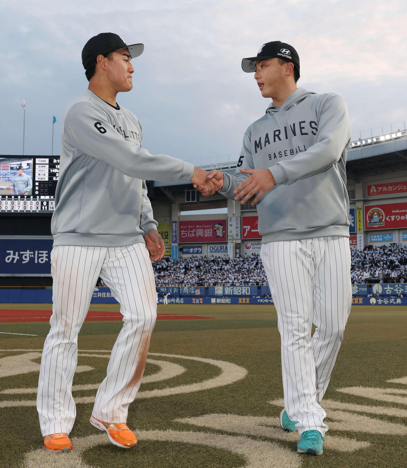 ロッテ対西武　勝利し握手を交わすロッテ西川（左）と田中（撮影・宮地輝）