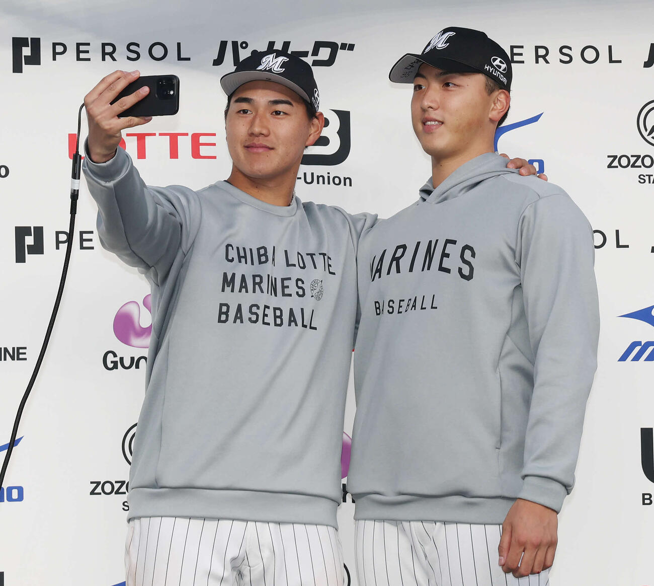 ロッテ対西武　勝利し自撮りするロッテ西川（左）と田中（撮影・宮地輝）