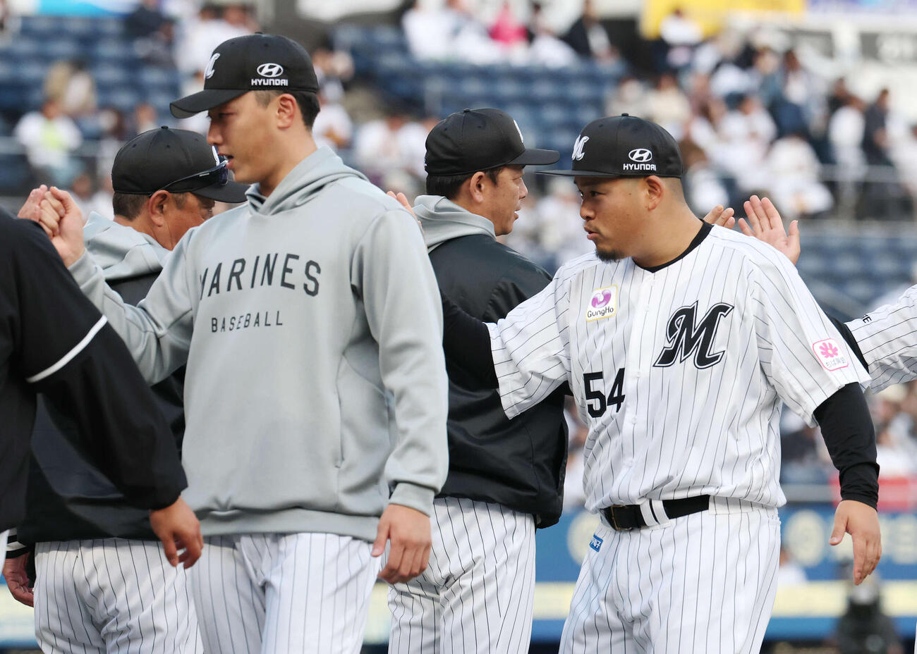ロッテ対西武　勝利のタッチを交わすロッテ田中（左）とサブロー監督（中央）ら（撮影・宮地輝）