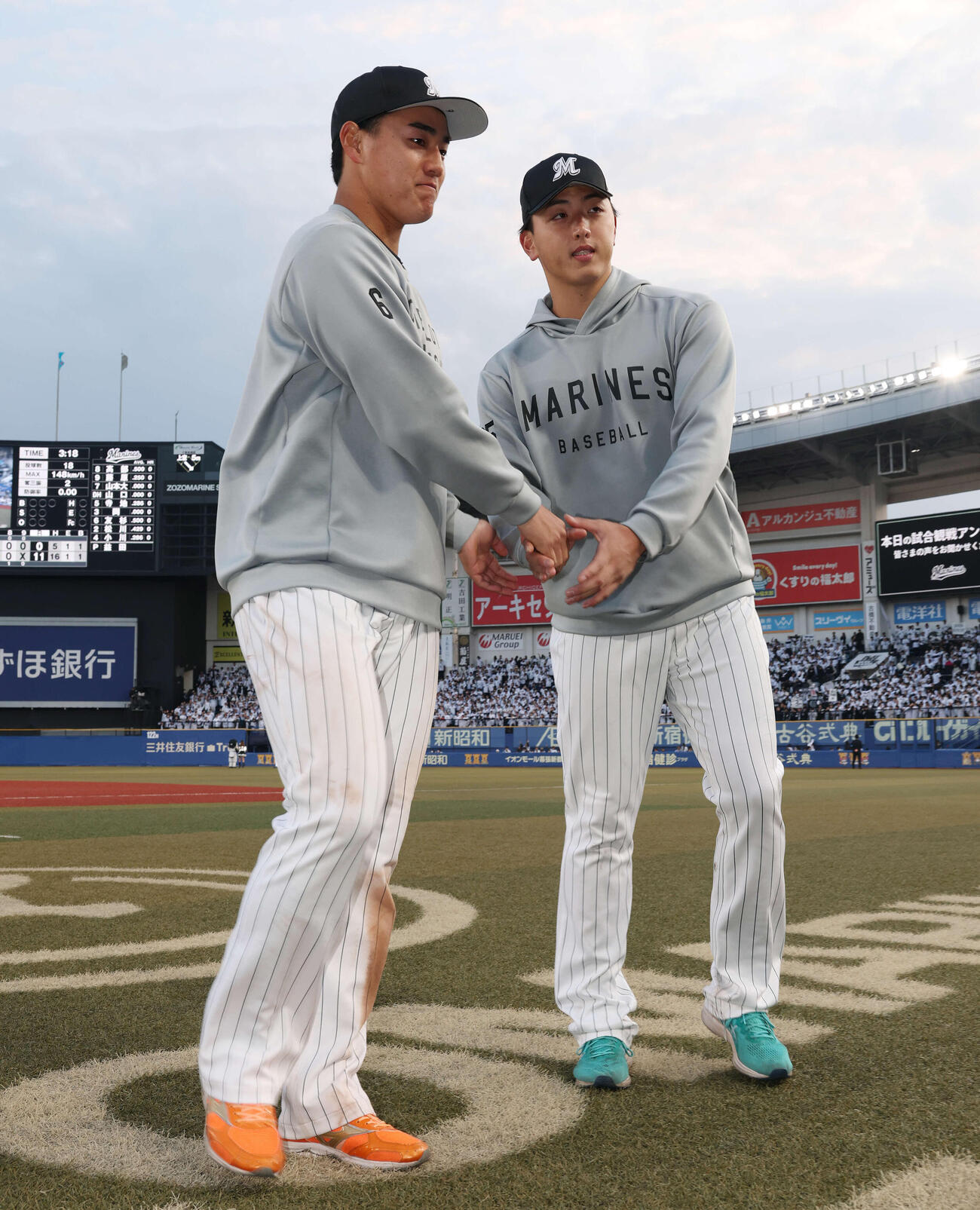 ロッテ対西武　勝利し握手を交わすロッテ西川（左）と田中（撮影・宮地輝）