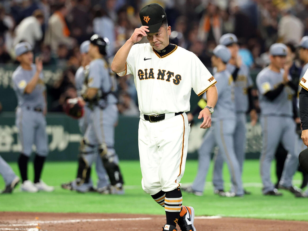 巨人対阪神　完封負けに、喜ぶ阪神の選手を背に引き揚げる巨人阿部監督（撮影・浅見桂子）