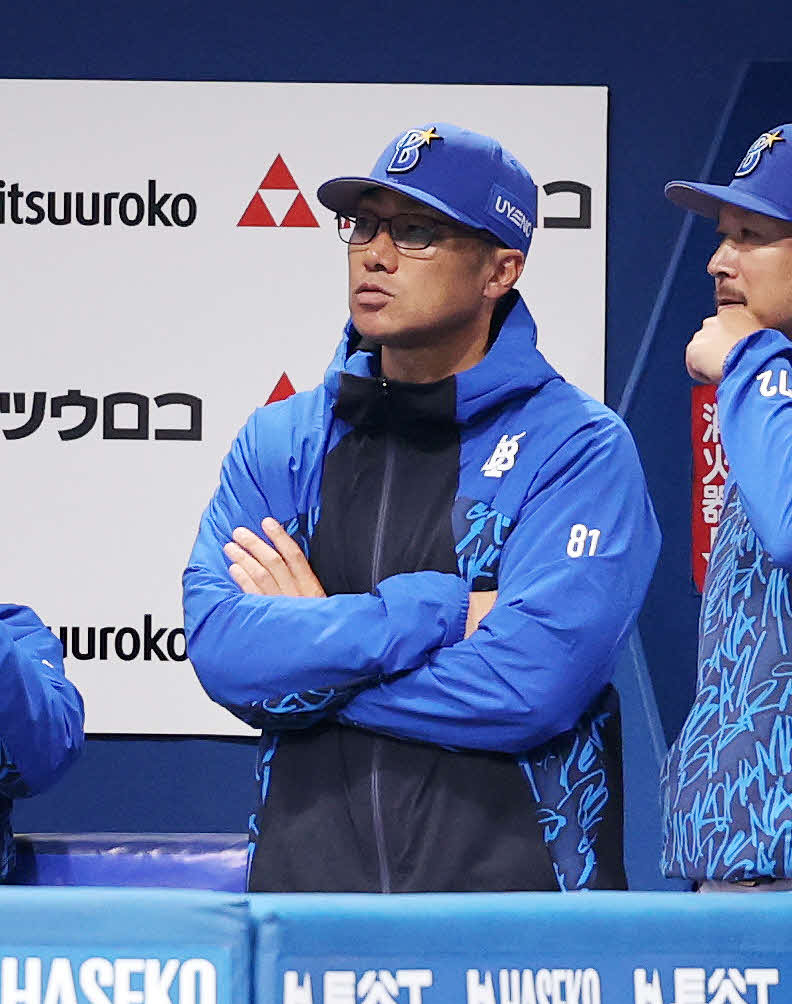 DeNA対ヤクルト　9回裏、戦況を見つめるDeNA相川監督（撮影・鈴木正人）　