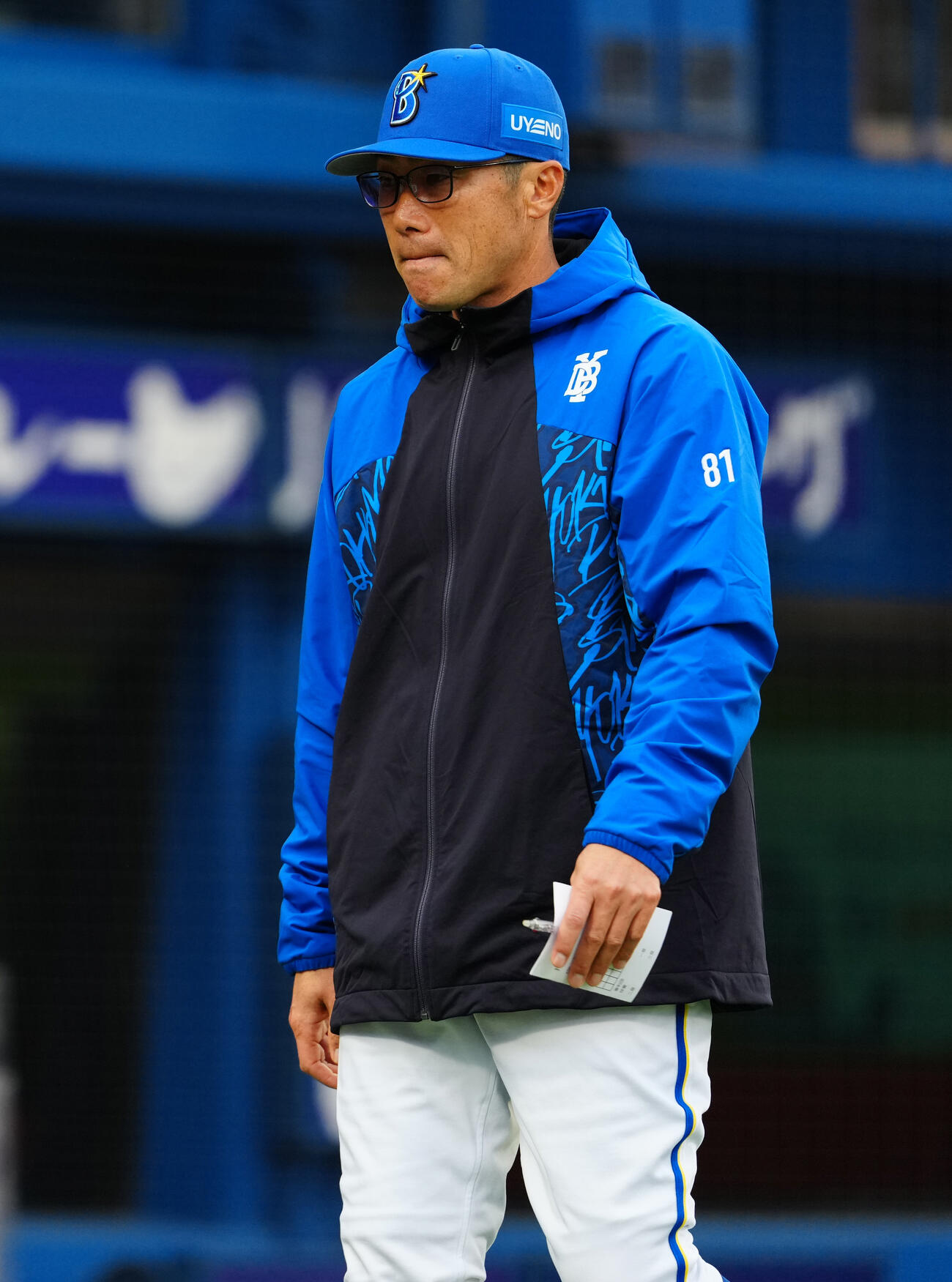 DeNA対ヤクルト　9回表の選手交代を告げ、ベンチへ戻るDeNA相川監督（撮影・鈴木みどり）