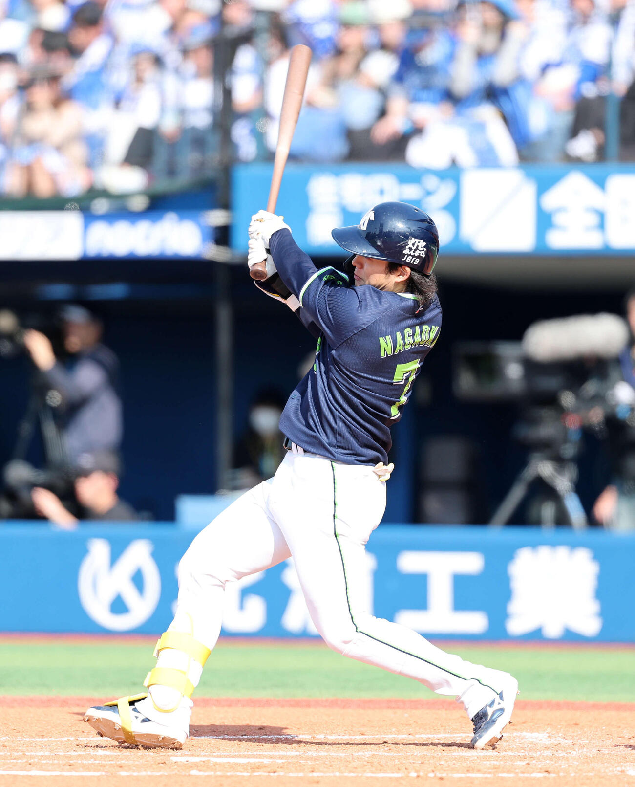 DeNA対ヤクルト　3回表ヤクルト無死、長岡は二塁打を放つ（撮影・鈴木正人）　