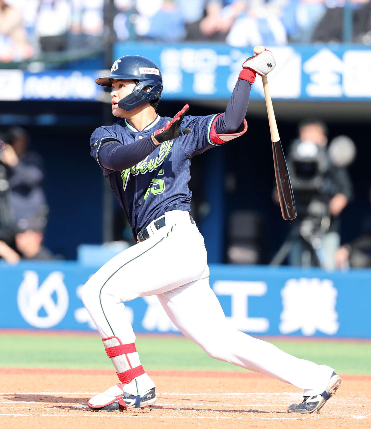 DeNA対ヤクルト　3回表ヤクルト無死一、二塁、鈴木叶は適時二塁打を放つ（撮影・鈴木正人）　