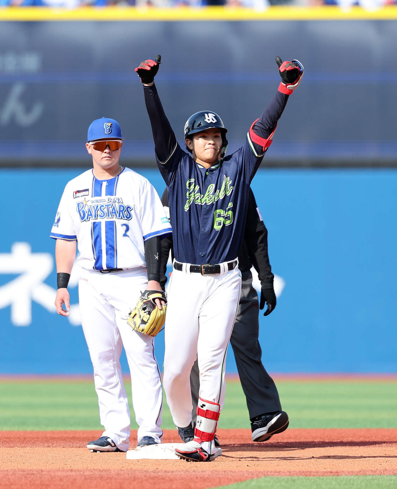 DeNA対ヤクルト　3回表ヤクルト無死一、二塁、鈴木叶は適時二塁打を放ちガッツポーズ（撮影・鈴木正人）　