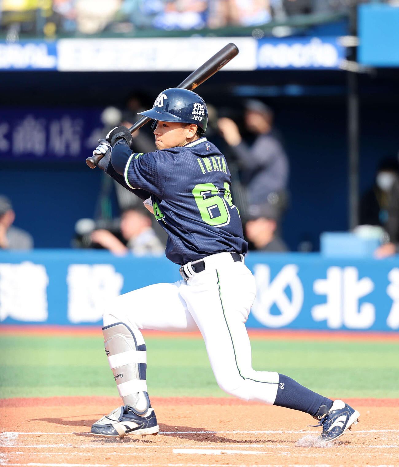 DeNA対ヤクルト　3回表ヤクルト1死二、三塁、岩田は適時打を放つ（撮影・鈴木正人）　