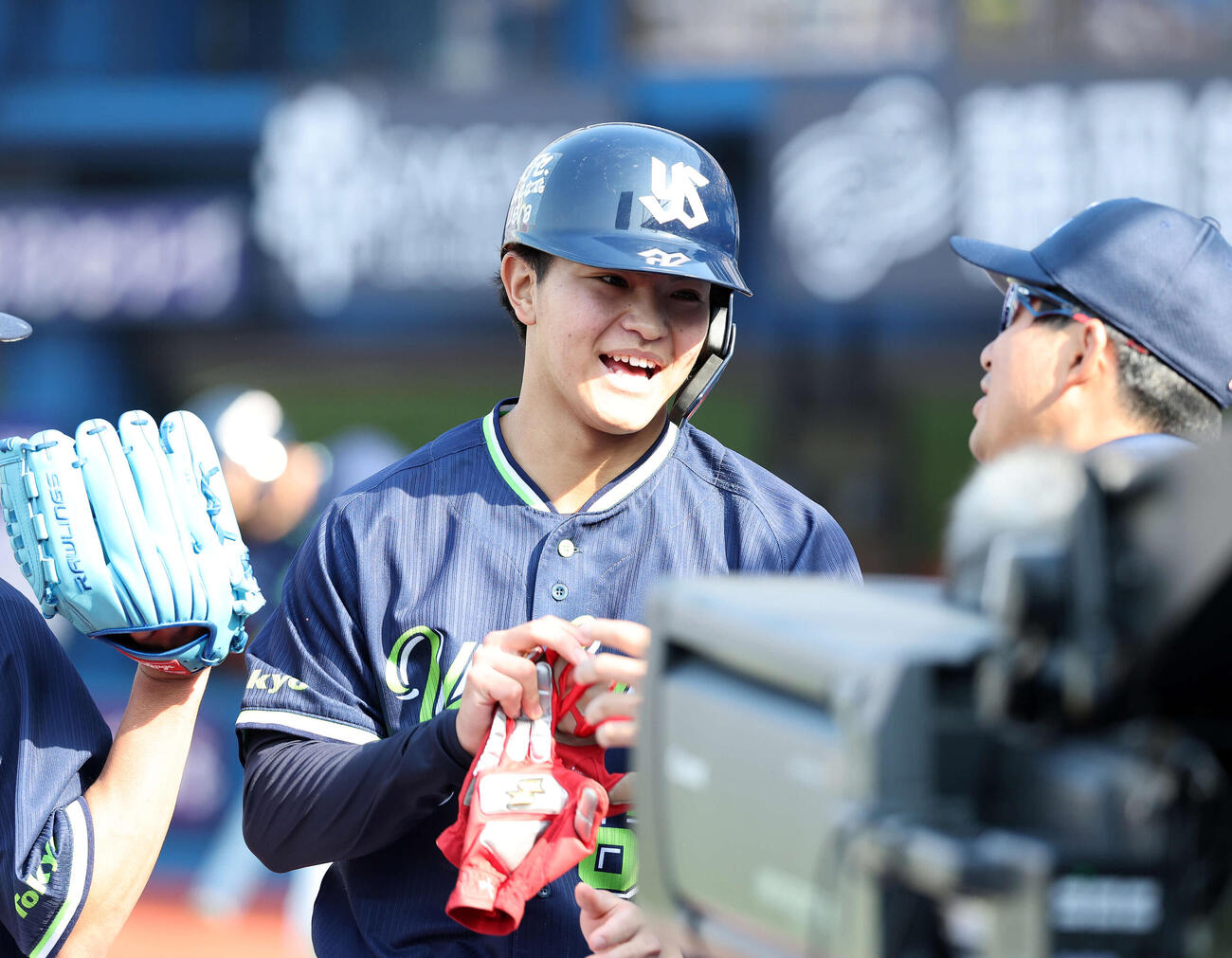 DeNA対ヤクルト　3回表ヤクルト1死一、三塁、橋本の犠飛で鈴木叶が生還し笑顔を見せる（撮影・鈴木正人）　