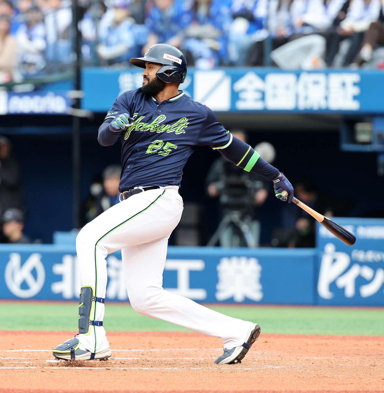 DeNA対ヤクルト　7回表ヤクルト無死一、二塁、サンタナは適時打を放つ（撮影・鈴木正人）　