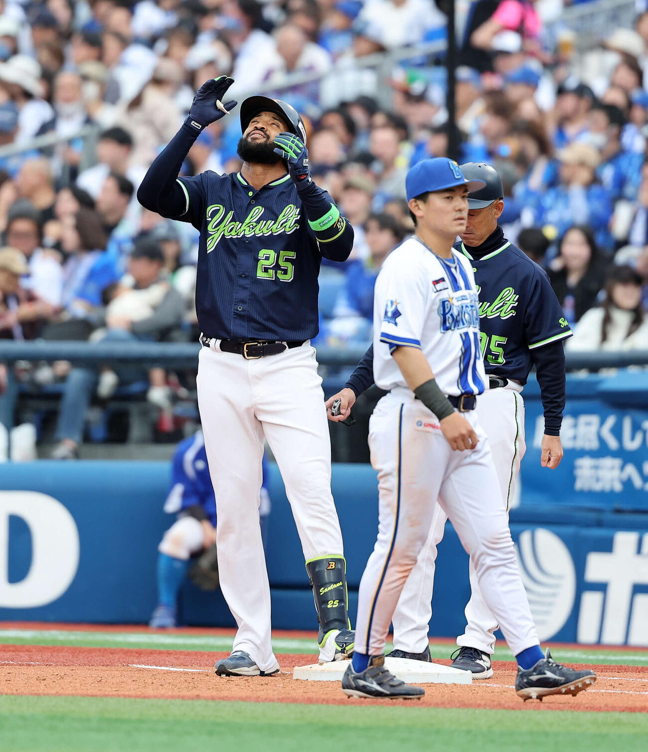 DeNA対ヤクルト　7回表ヤクルト無死一、二塁、サンタナは適時打を放つ（撮影・鈴木正人）　