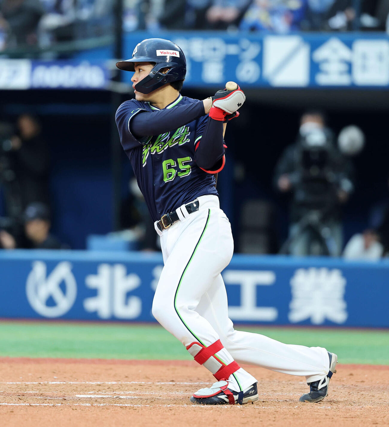 DeNA対ヤクルト　9回表ヤクルト2死一塁、鈴木叶は中前打を放つ（撮影・鈴木正人）　