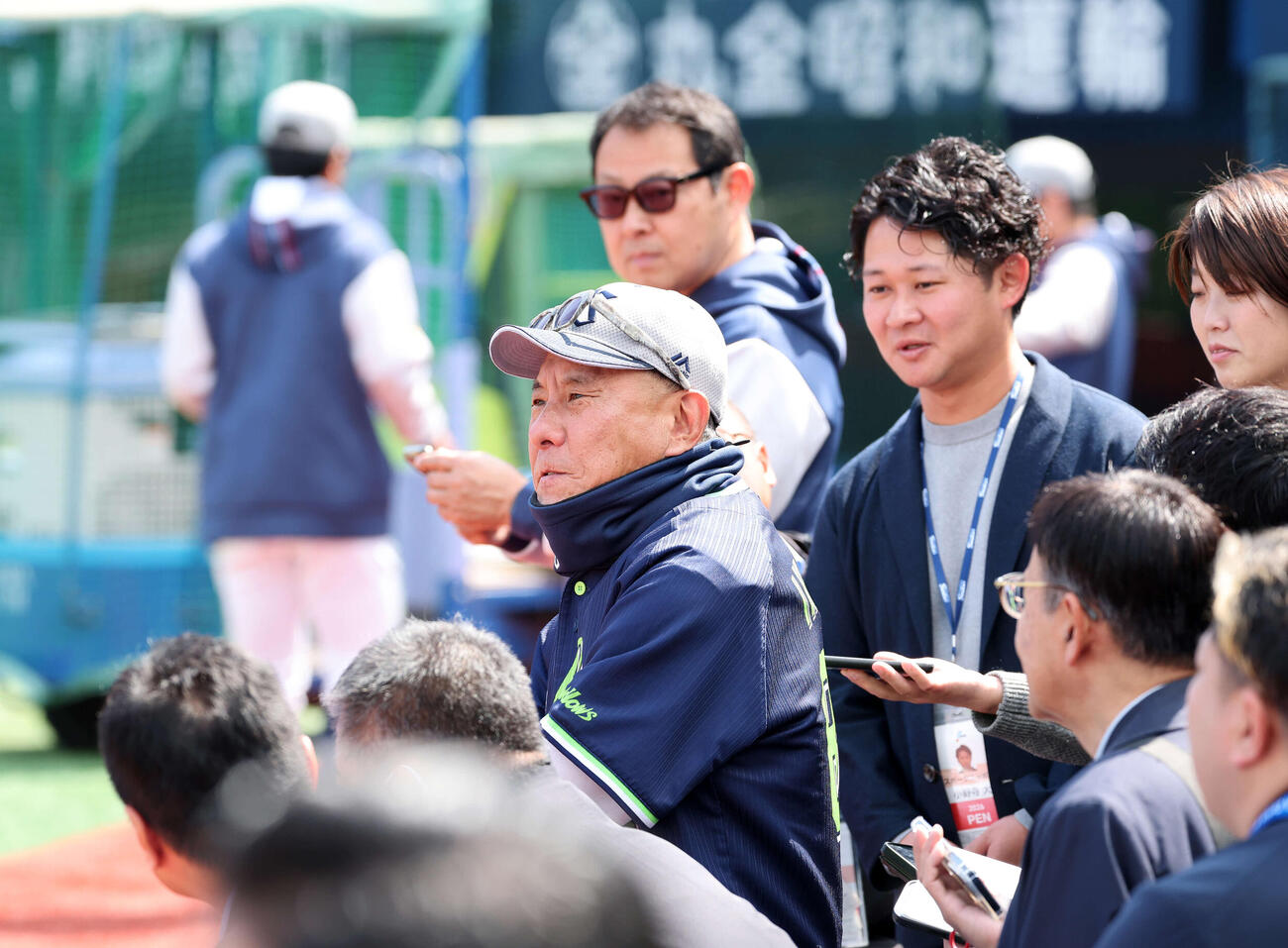 DeNA対ヤクルト　練習中、報道陣に囲まれるヤクルト池山監督（撮影・鈴木正人）　