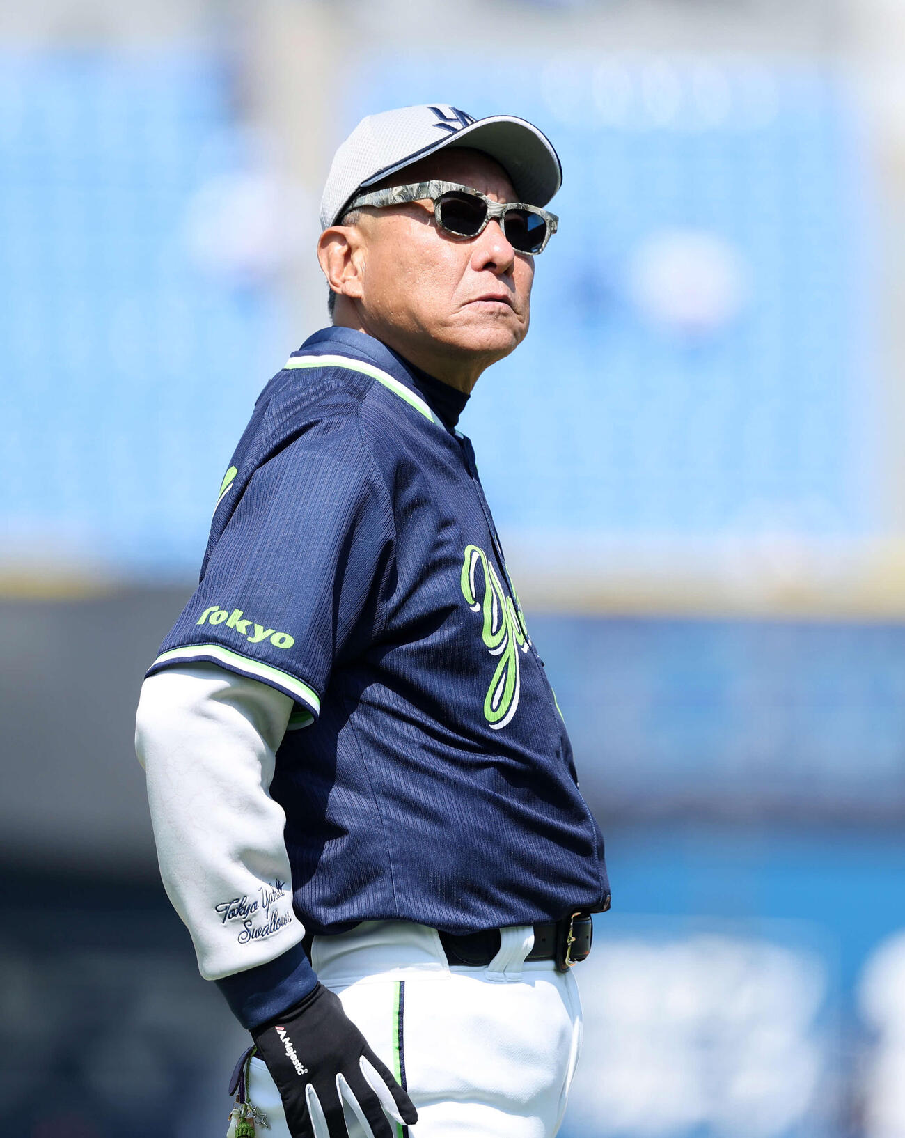 DeNA対ヤクルト　練習を見つめるヤクルト池山監督（撮影・鈴木正人）　