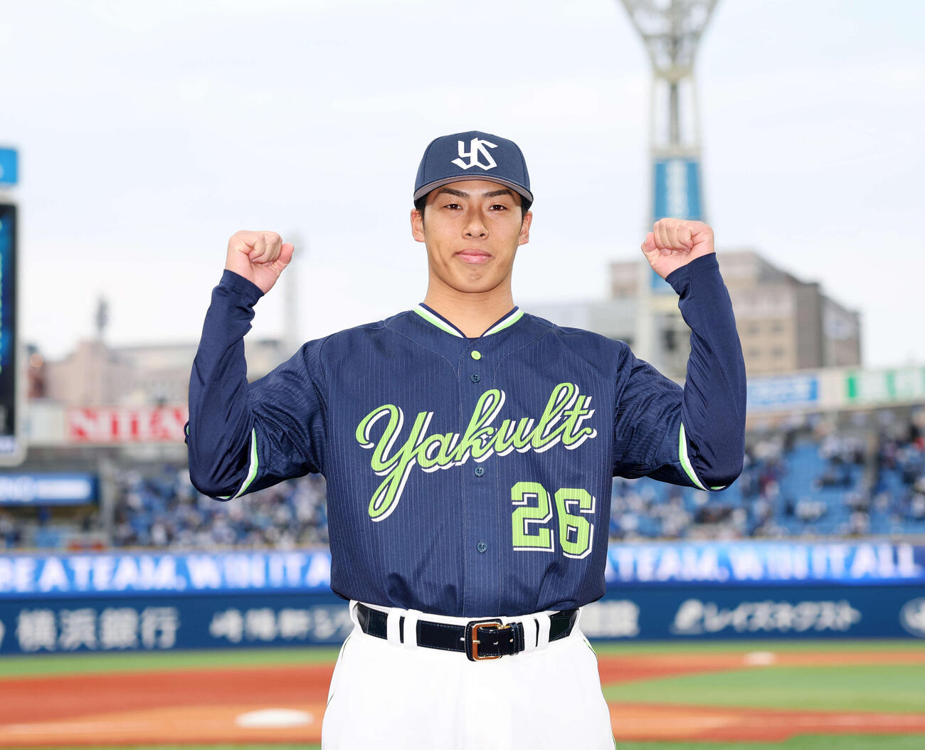 DeNA対ヤクルト　勝利しガッツポーズで写真に納まるヤクルト山野（撮影・鈴木正人）　