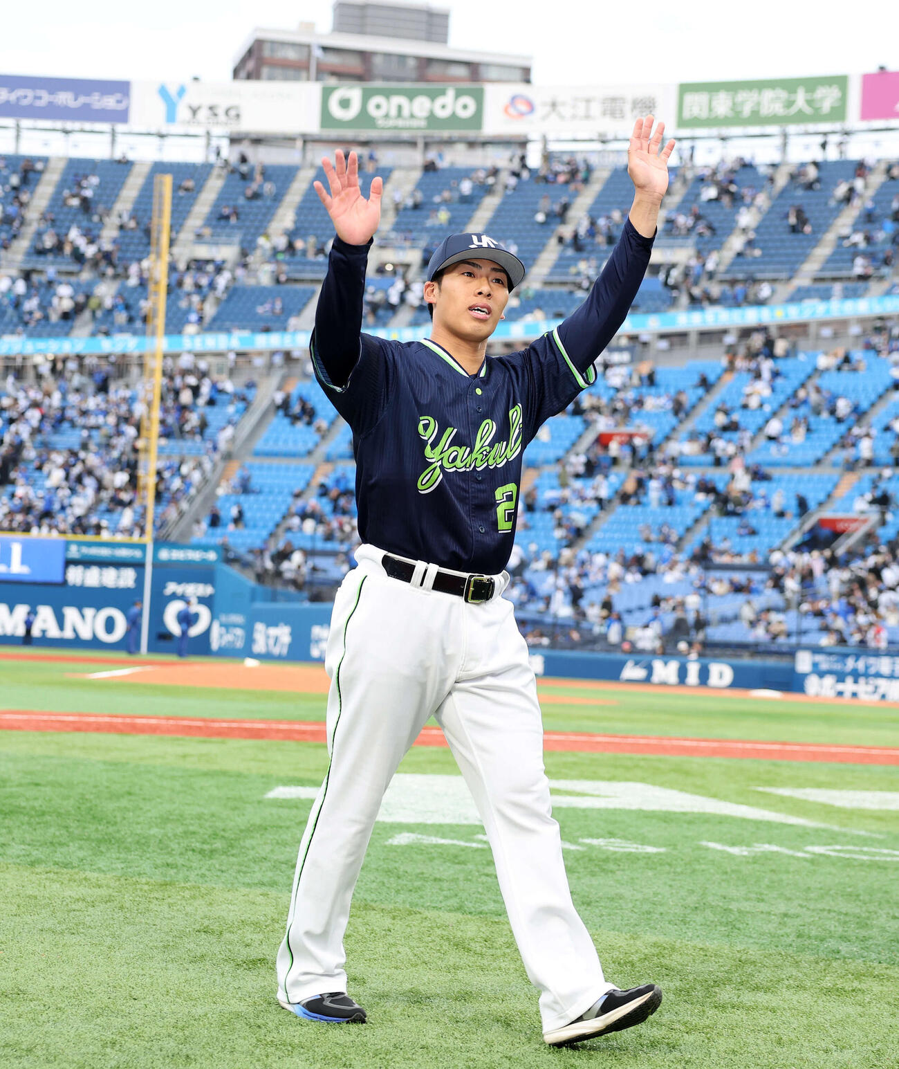 DeNA対ヤクルト　勝利しファンに手を振るヤクルト山野（撮影・鈴木正人）　