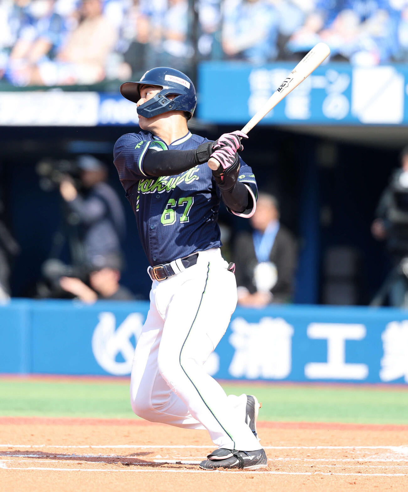 DeNA対ヤクルト　2回表ヤクルト2死一塁、伊藤は中前打を放つ（撮影・鈴木正人）　